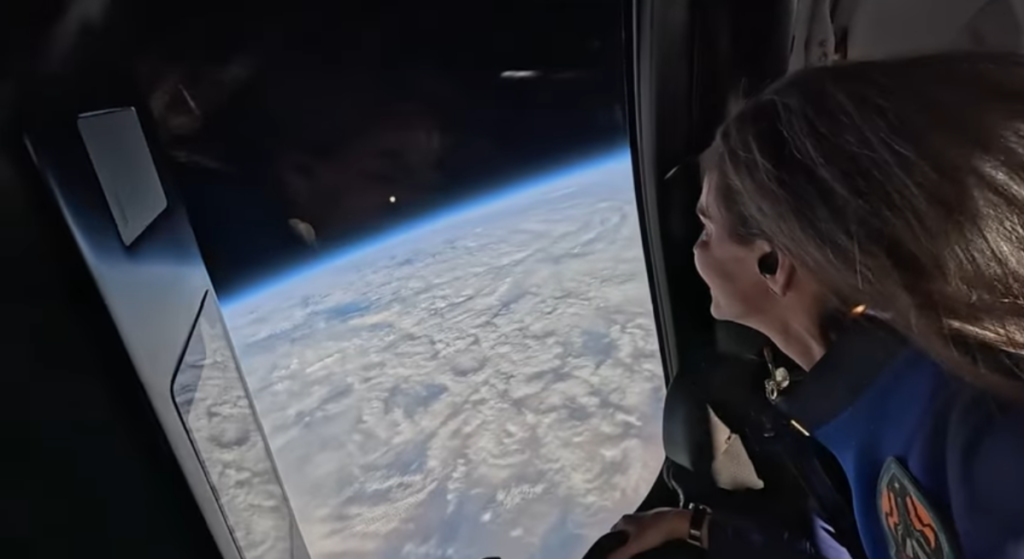 внутри корабля New Shepard невесомость на орбите. Источник канал Blue Origin