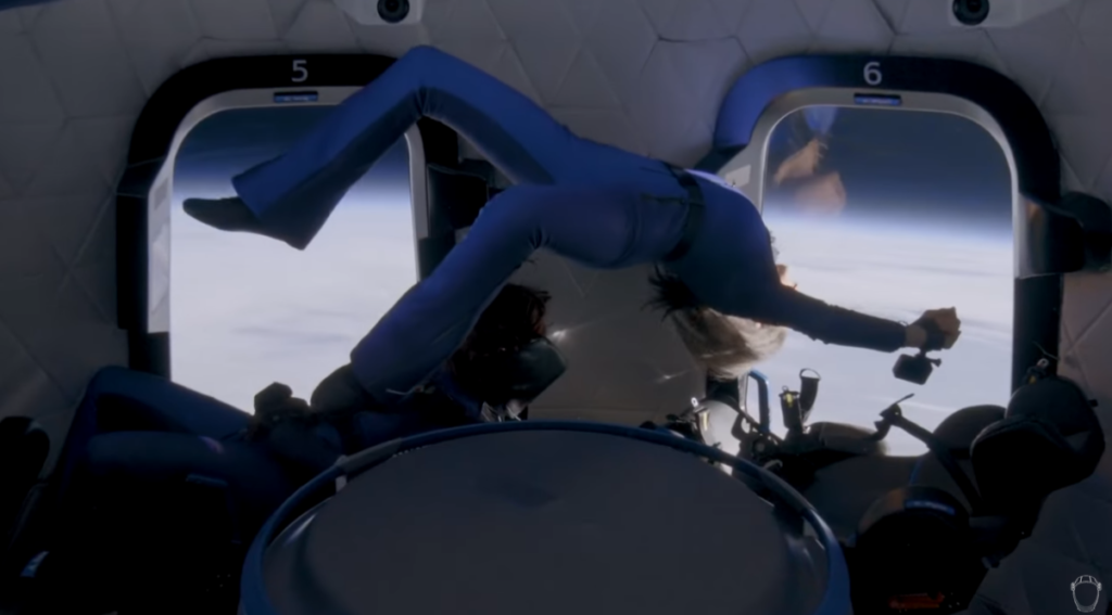 внутри корабля New Shepard невесомость на орбите. Источник канал Blue Origin