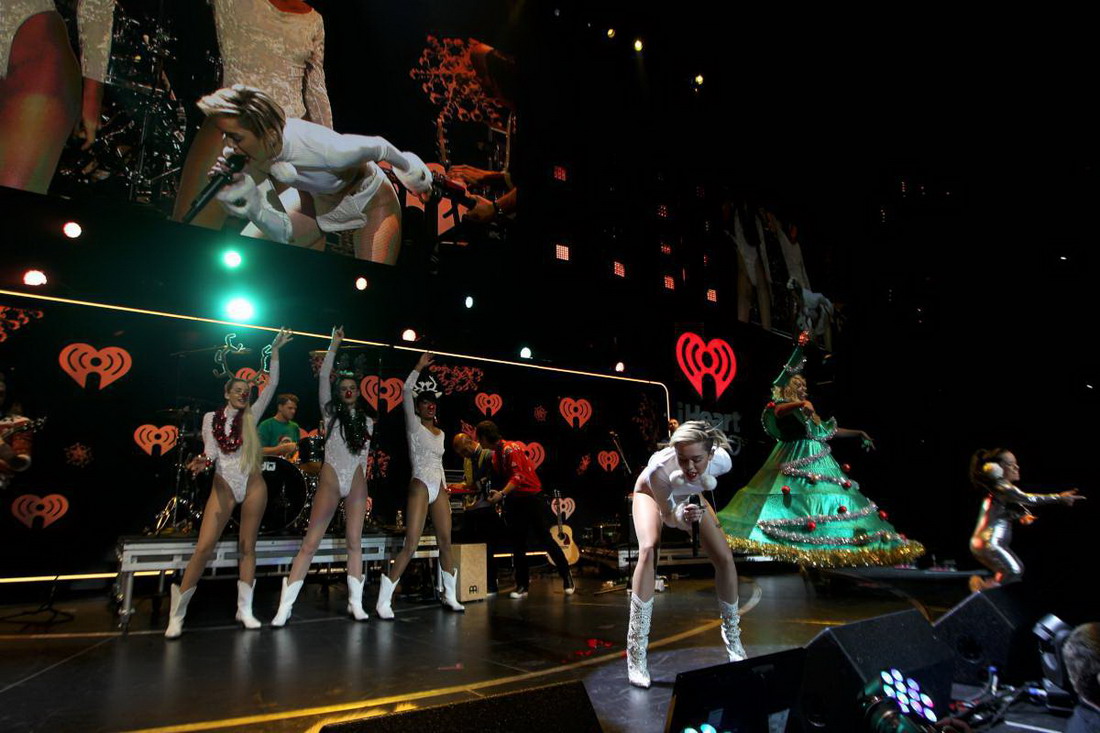 Miley Cyrus – Hot 99.5 Jingle Ball in Washington (27 pics)