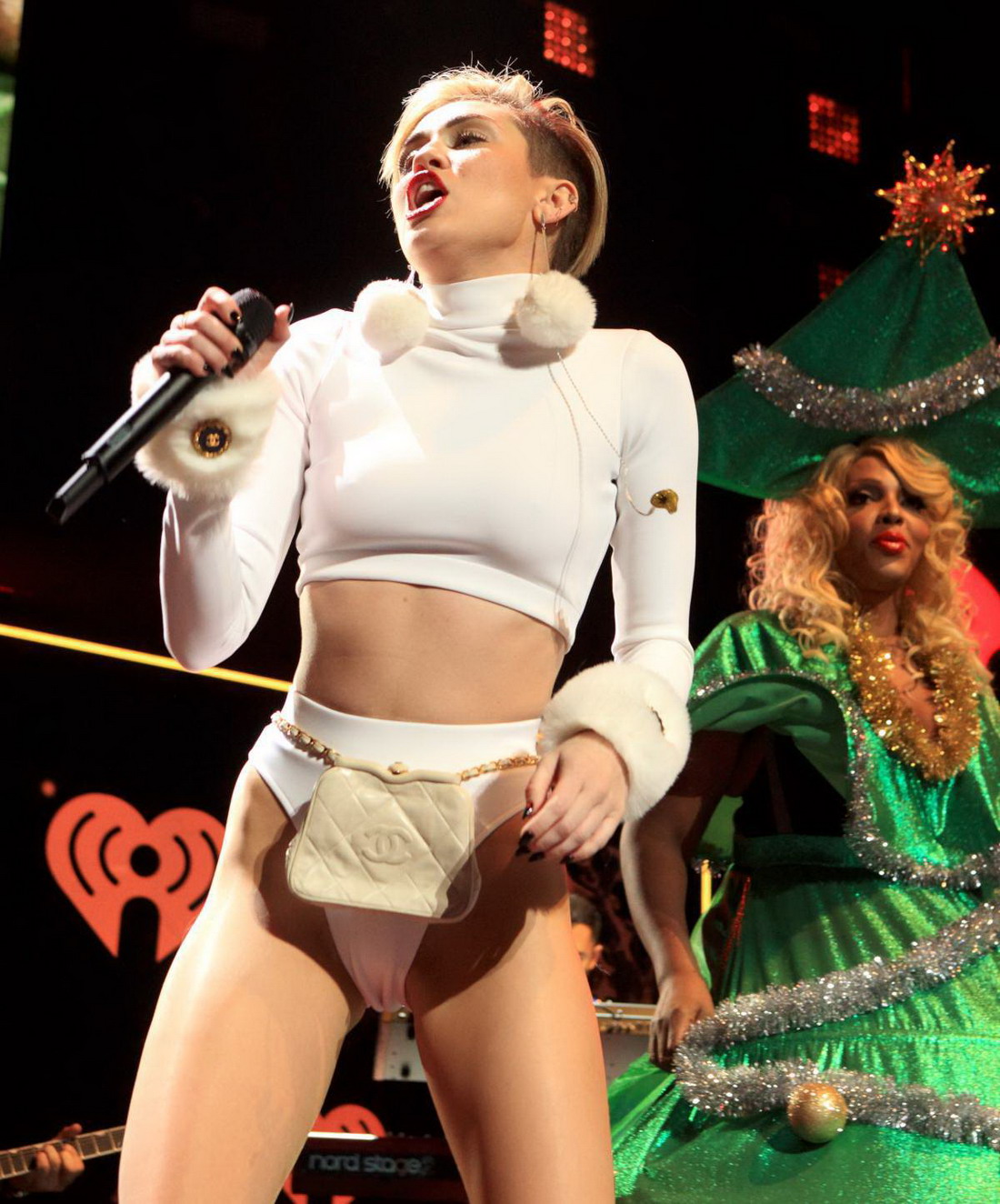 Miley Cyrus – Hot 99.5 Jingle Ball in Washington (27 pics)