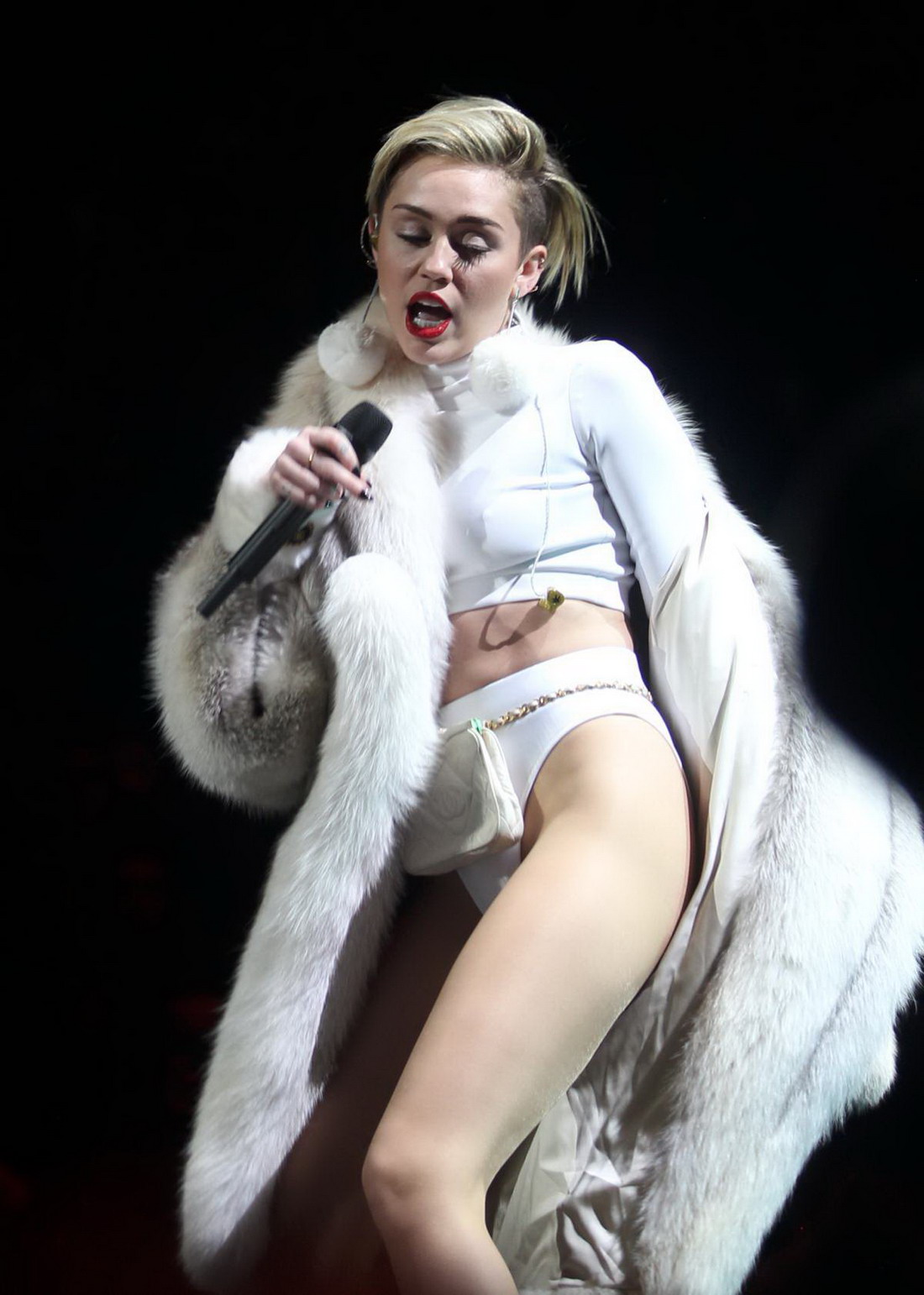 Miley Cyrus – Hot 99.5 Jingle Ball in Washington (27 pics)